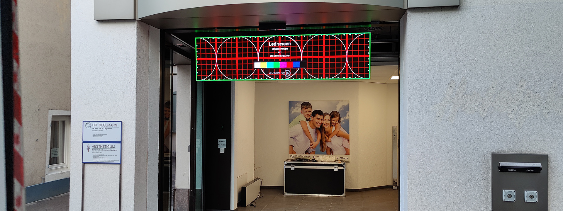 LED-Screen im Eingang